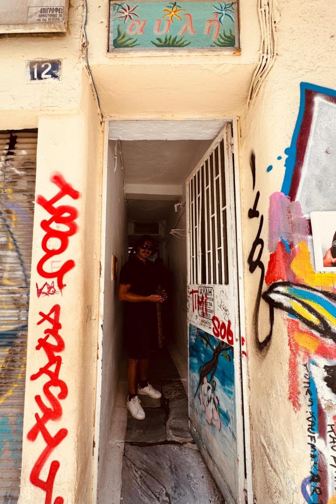 AVLI, Psirri — si entra da una porticina e si apre un cortile nascosto.